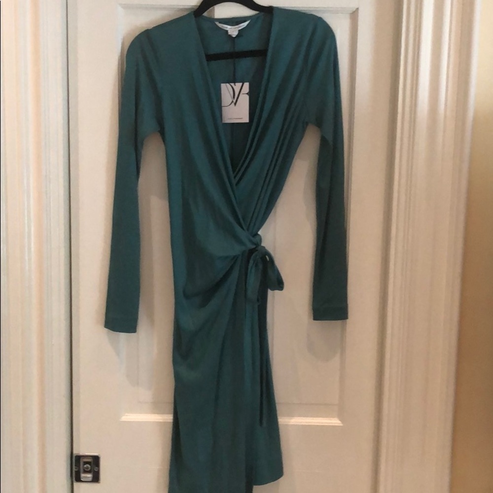 DVF NEW w Tags wrap dress beautiful green Size 6